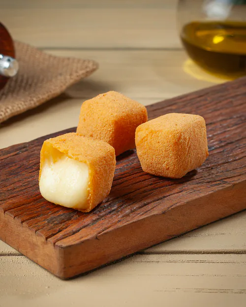 Dadinho de queijo provolone empanado e frito