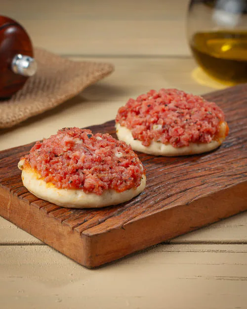 Mini pizza assada de calabresa e queijo mussarela