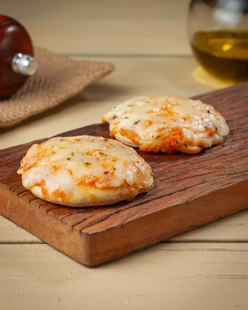 Mini pizza assada de mussarela tradicional para festas