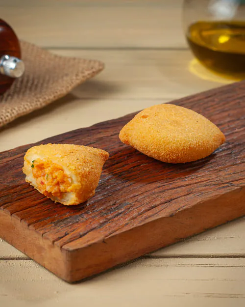 Risole de camarão gourmet com molho cremoso